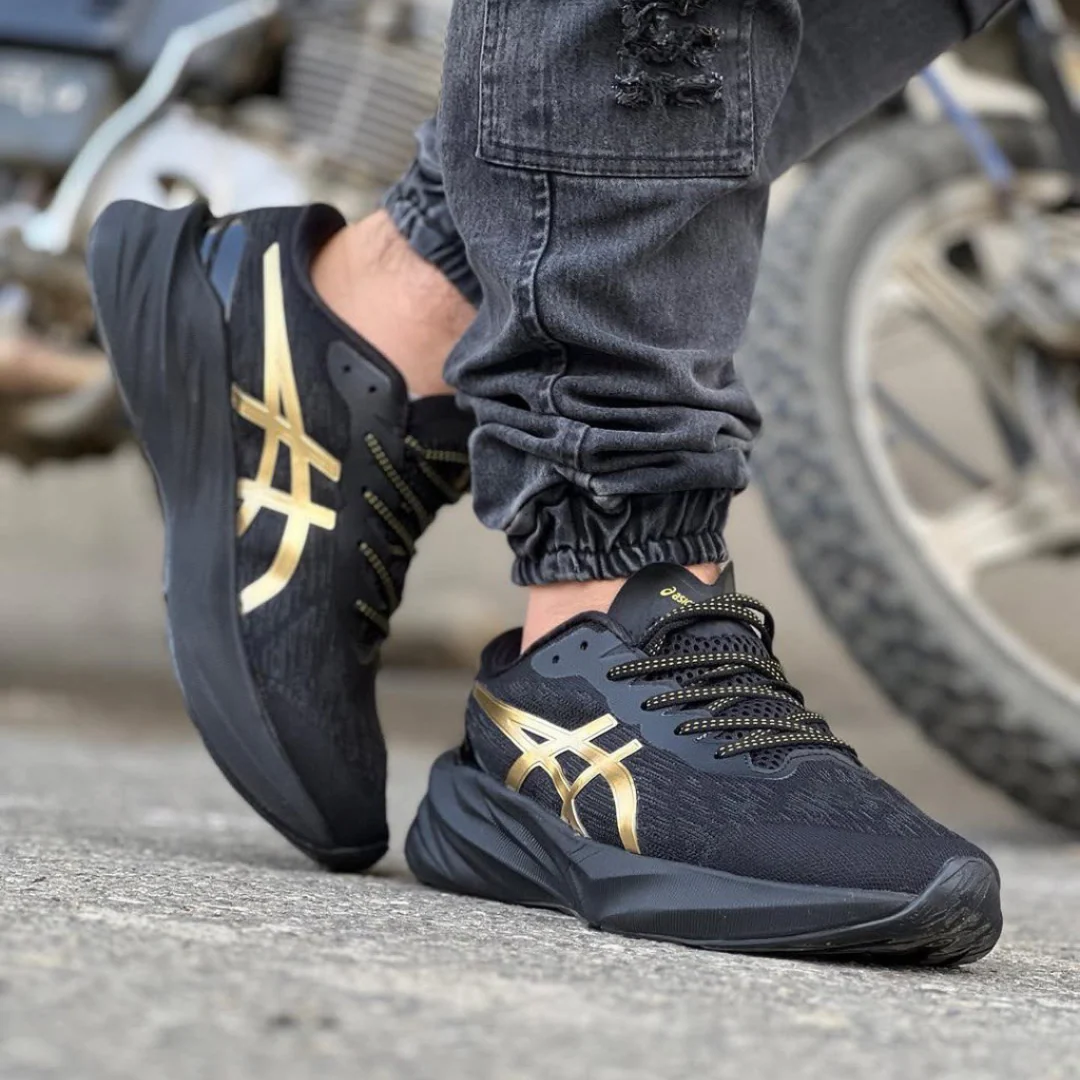 Asics NovaBlast 3 Preto e Dourado