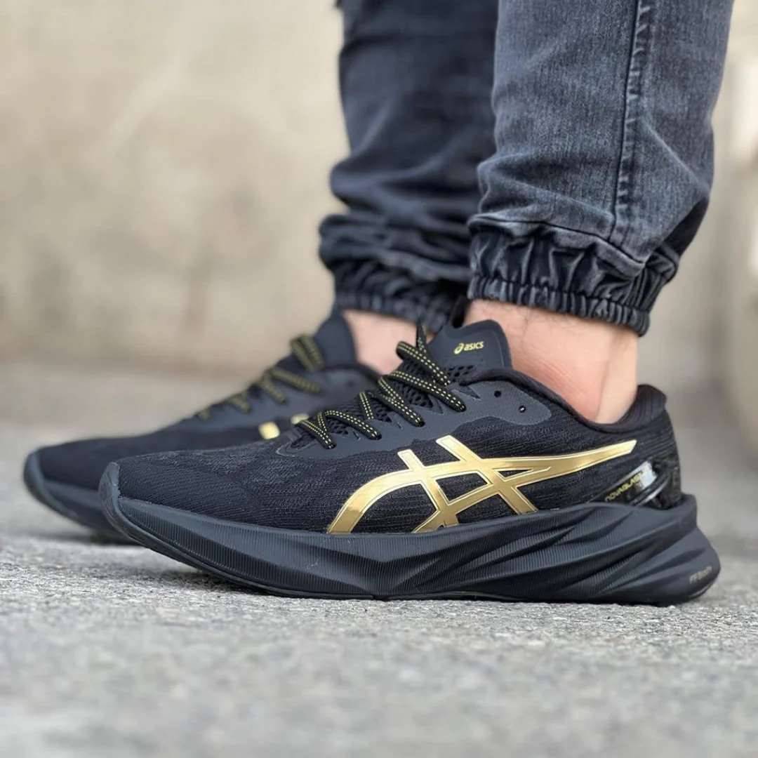 Asics NovaBlast 3 Preto e Dourado