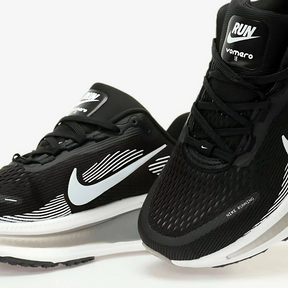 Nike Vomero 18 - Preto\Branco\Cinza