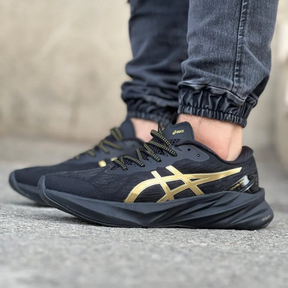 Asics NovaBlast 3 Preto e Dourado