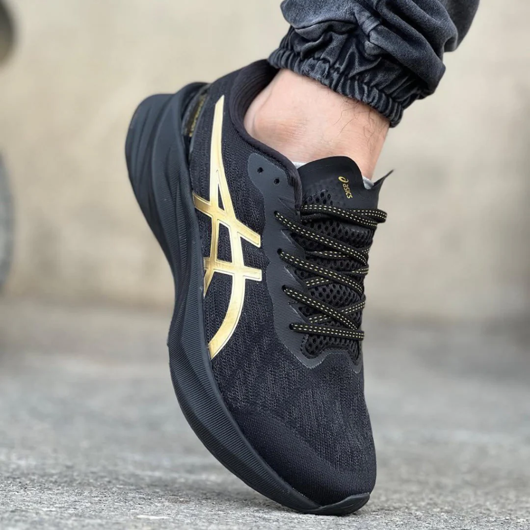 Asics NovaBlast 3 Preto e Dourado